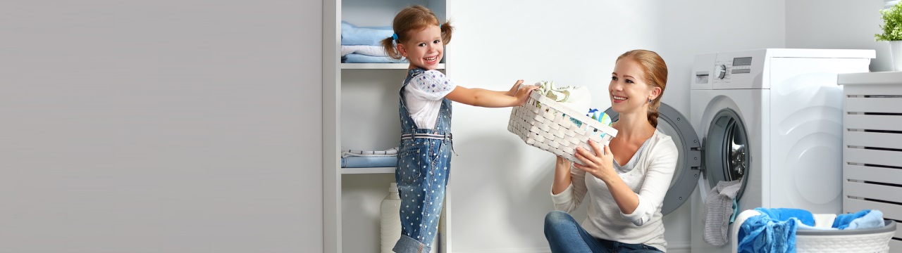 תמונה של ילדה ואמא מכבסות כביסה